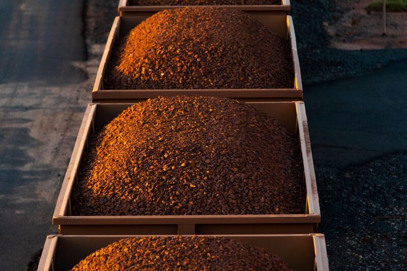 Carregamento de minério de ferro: ganhos em trading de commodities impulsionaram ganhos da Macquarie (Ian Waldie/Bloomberg)