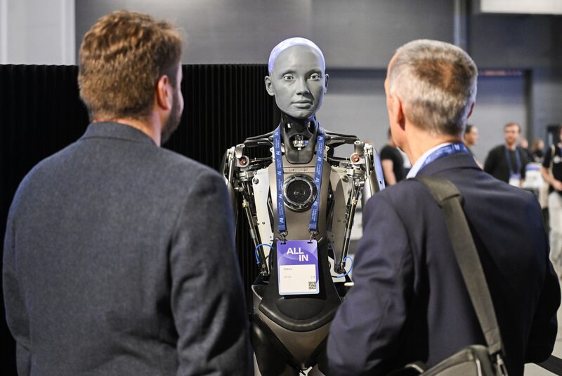 Robô exibido em evento que discutiu aplicações na vida real de máquinas com IA em 2023 em Montréal (Foto: Graham Hughes/Bloomberg)