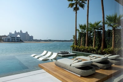 El hotel Atlantis, The Palm, visto desde el jardín y la piscina de una villa de lujo, construida por Alpago Properties, en Palm Jumeirah, Dubai, Emiratos Árabes Unidos, el martes 27 de septiembre de 2022