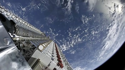 Satélites Starlink apilado antes de su despliegue en mayo de 2019.Fuente: SpaceX