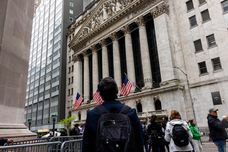 Pedestres em frente à Bolsa de Nova York: em 2022, cerca de 40% das pessoas com menos de 25 anos de idade estavam no mercado de ações de alguma forma