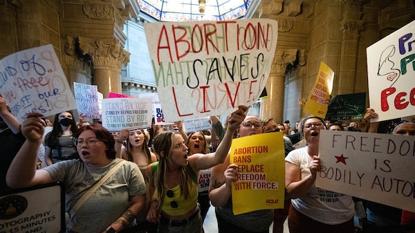 Ingresos de las mujeres se reducen un 5% en EE.UU. al restringir el aborto: estudio