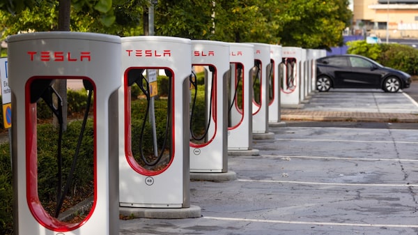 Tesla se enfrenta al rival de la movilidad automatizada de Geely y Baidu EV