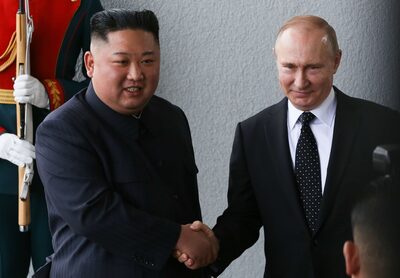 Kim Jong Un, líder de Corea del Norte, izquierda, estrecha la mano de Vladimir Putin, presidente de Rusia, antes de la cumbre en la isla Russky cerca de Vladivostok, Rusia, el jueves 25 de abril de 2019.