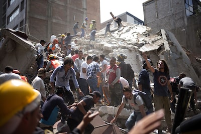 La gente retira los escombros de un edificio derrumbado tras un terremoto en el barrio de Condesa, Ciudad de México, México, el martes 19 de septiembre de 2017.