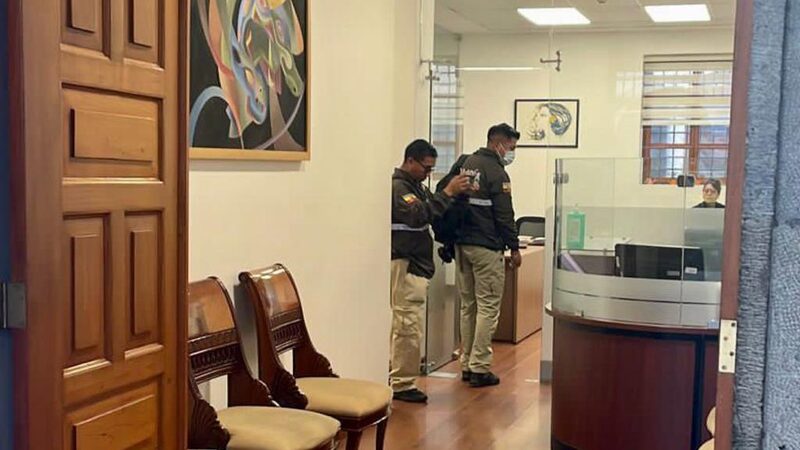 Fiscalía allana oficinas de PetroEcuador y una subsecretaría de la presidencia.