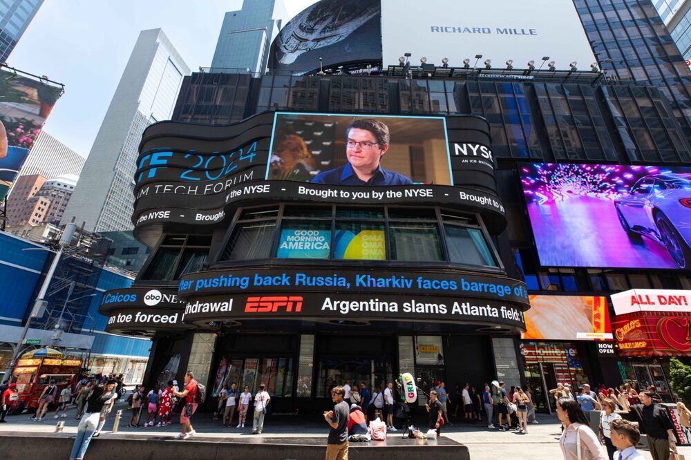 Painel eletrônico da NYSE na Times Square, em Nova York, com exibição do CEO e cofundador da Loft, Mate Pencz (Foto: Divulgação)