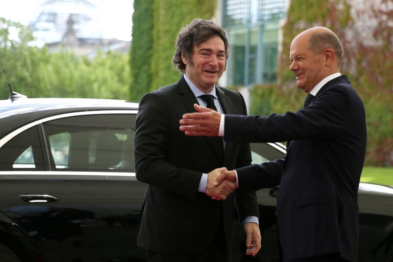 Olaf Scholz saluda a Javier Milei a su llegada a Berlín, el 23 de junio.