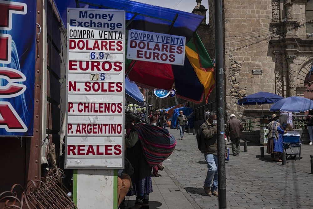 Los cambistas y las casas de cambio bolivianos también se ven afectados por la escasez de dólares