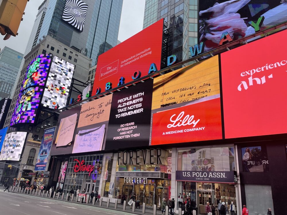 Painel eletrônico na Times Square, em Nova York, exibe conteúdo da Eli Lilly para pesquisas sobre Alzheimer (Foto: Gerry Smith/Bloomberg)