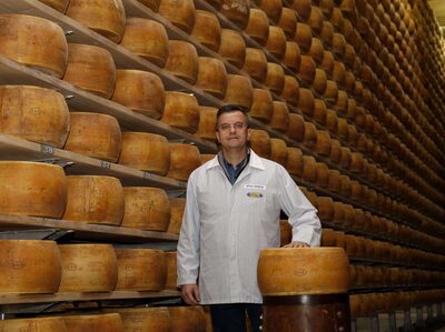 CEO da RAR, Sergio Barbosa, em frente ao estoque de queijos tipo grana, que já está sendo exportado (Foto: RAR/Divulgação)