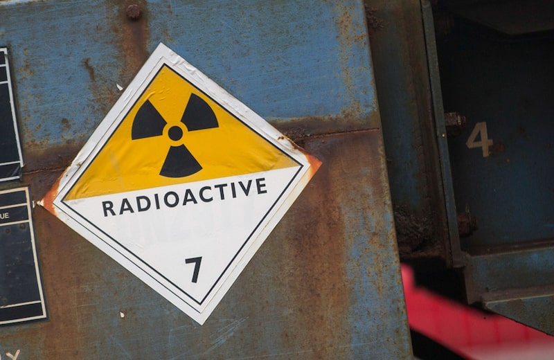 Símbolo de radioactividad en un letrero