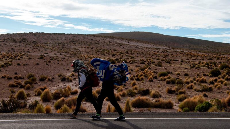 Migrantes venezolanos caminan desde Bolivia hasta Chile.