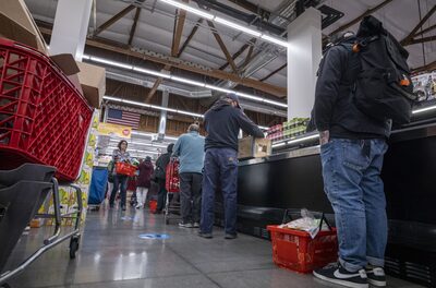 Los compradores esperan en la cola para pagar dentro de una tienda de comestibles en San Francisco, California, Estados Unidos.