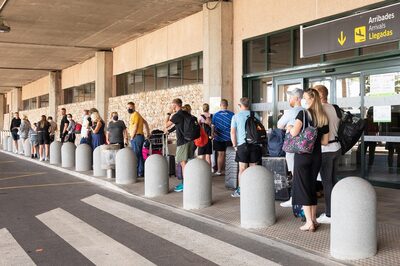 Pasajeros hacen cola en el aeropuerto de Menorca (España) donde la cantidad de visitantes ha crecido internaulamente en un 13%, per solo atrae el 12% de todas las islas del área. Fuente: Europa Press News / Europa Press