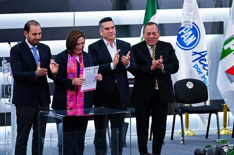 Xóchitl Gálvez se registra ante el INE como candidata presidencial por la coalición Fuerza y Corazón por México.