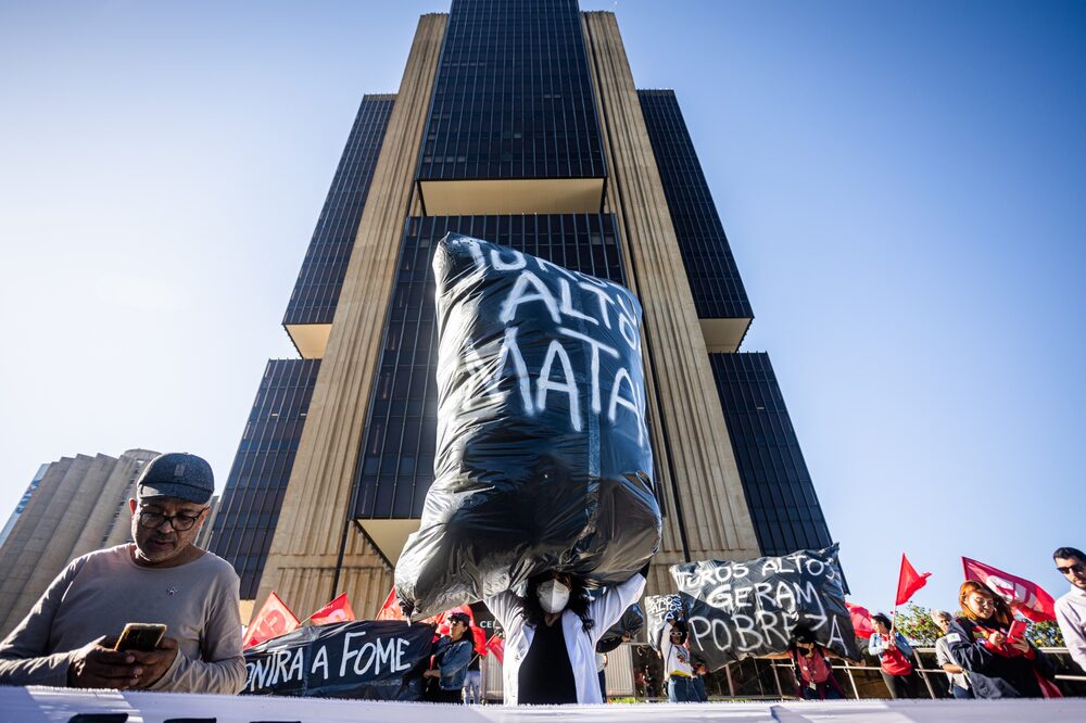 Manifestantes frente al banco central de Brasil exigen tasas de interés más bajas antes de una reunión de decisión en junio de 2023, antes de que los responsables políticos iniciaran su actual ciclo de flexibilización. Fotógrafo: Arthur Menescal/Bloomberg