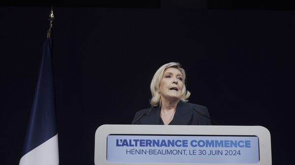 Eleições na França: partido de Le Pen busca maioria no Parlamento neste domingo