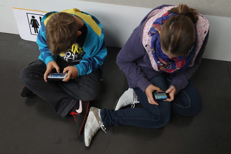 Cresce a preocupação com o uso de redes sociais e celulares por crianças e adolescentes nos EUA e em outros países (Foto: Sean Gallup/Getty Images)