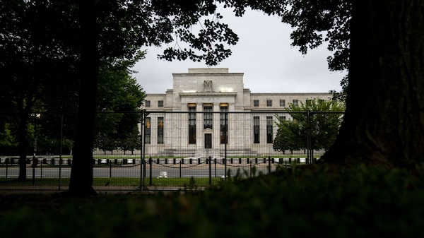 La Fed ha terminado de subir las tasas y las bajará en 2024, según economistas
