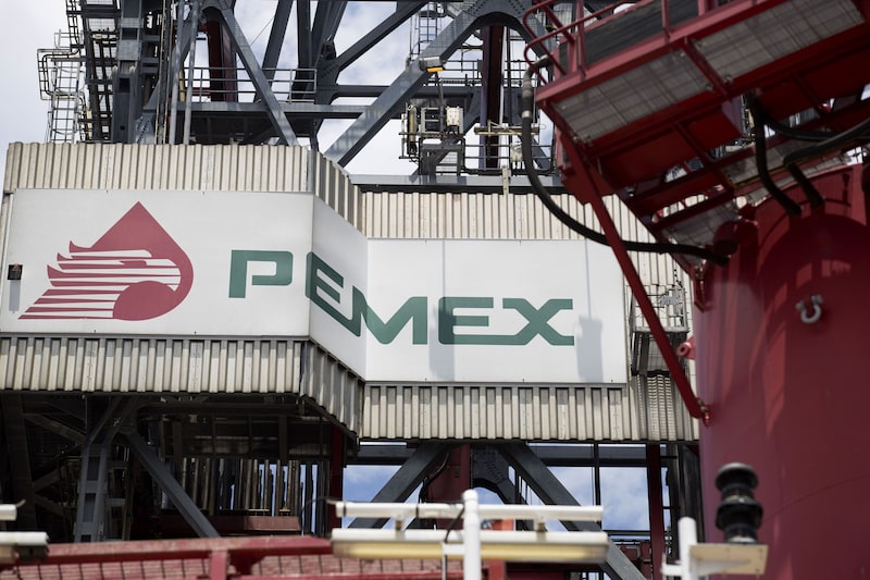 Una grúa se encuentra junto a un cartel de Petróleos Mexicanos (Pemex) exhibido en la plataforma de petróleo crudo de aguas profundas La Muralla IV de la compañía frente a la costa de Veracruz.