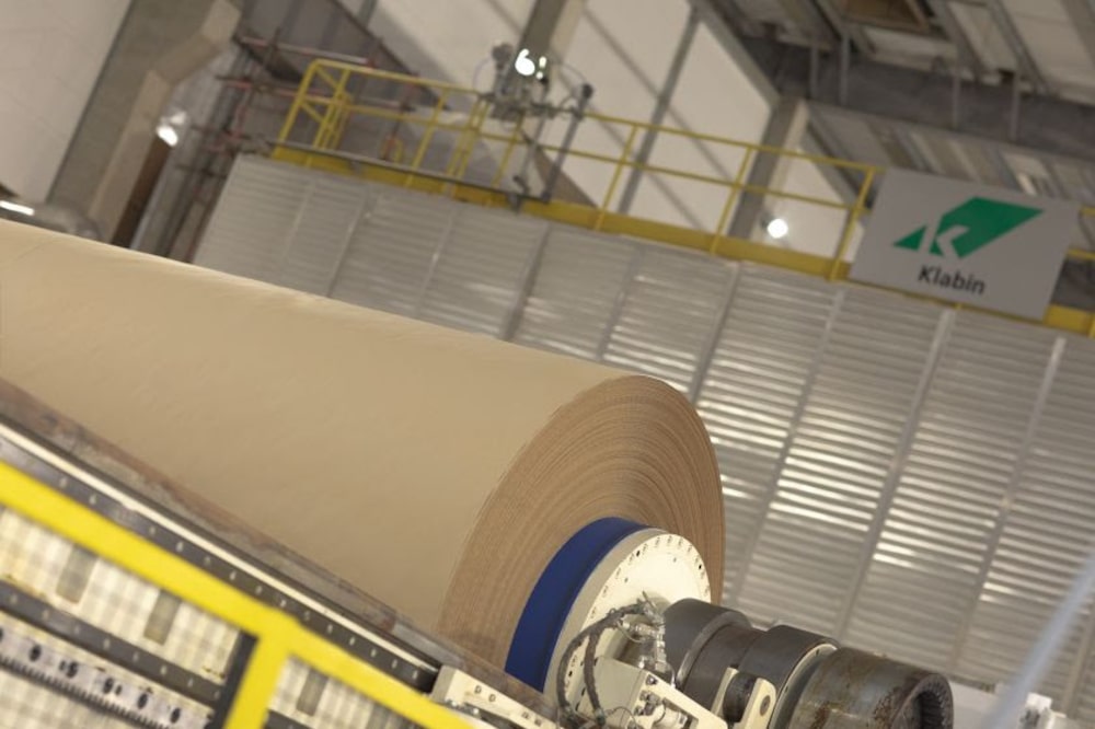 Bobina de papel Eukaliner, feito com 100% com fibras de eucalipto, na unidade da Klabin no Paraná