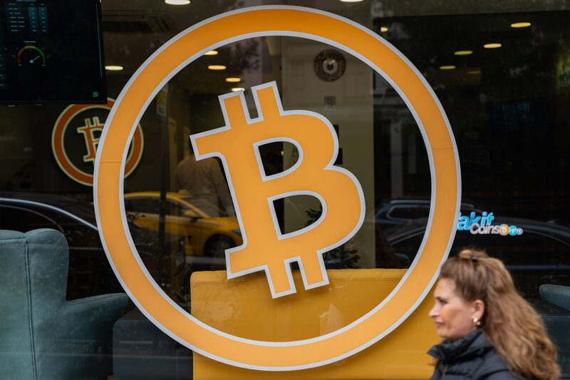 Precio del bitcoin marca un nuevo récord histórico y supera los US$72.000