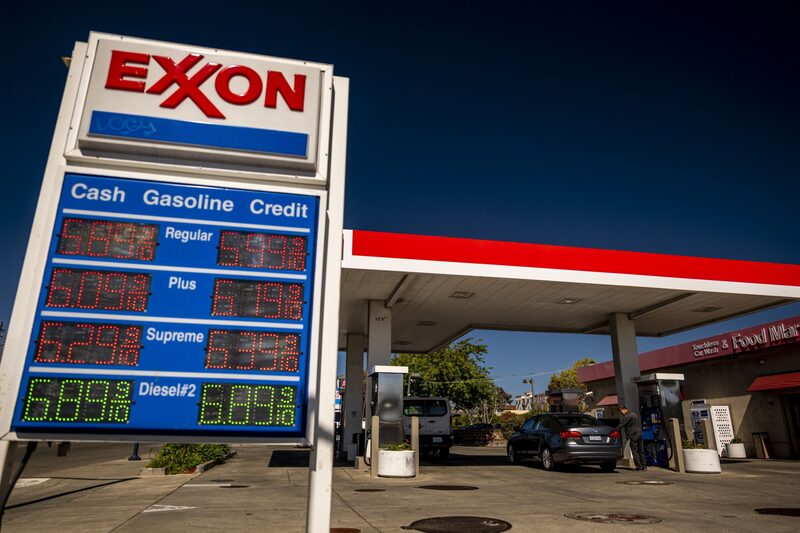 Preços de combustíveis dispararam em 2022 e isso ajudou a impulsionar as receitas da Exxon (David Paul Morris/Bloomberg)