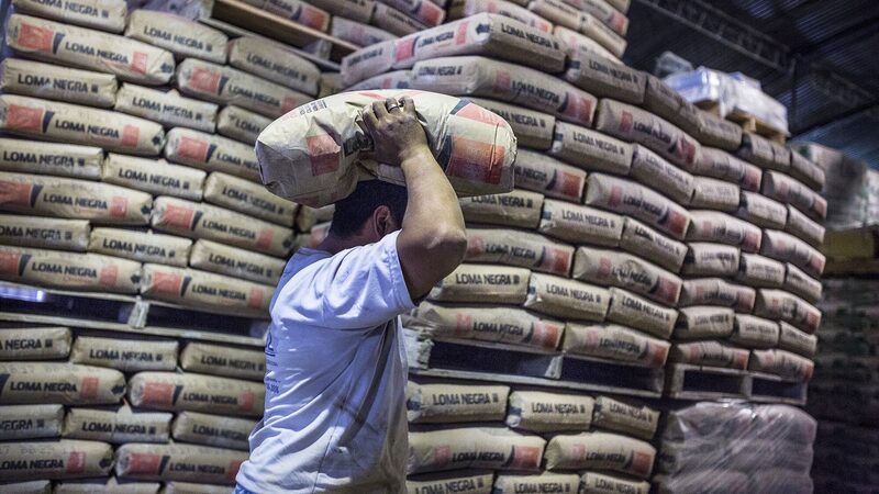 Trabalhador carrega saco de cimento da Loma Negra, marca da InterCement da Argentina