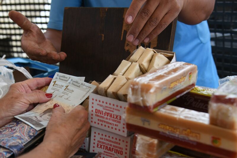 Un comprador compra comestibles con billetes de Bolívar Digital en un mercado en Caracas, Venezuela.