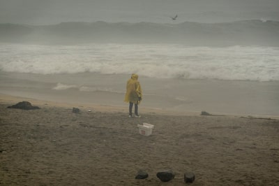 Un residente observa las olas en la playa de Tijuana antes de que la tormenta tropical Hilary toque tierra en Tijuana, México, el domingo 20 de agosto de 2023.
