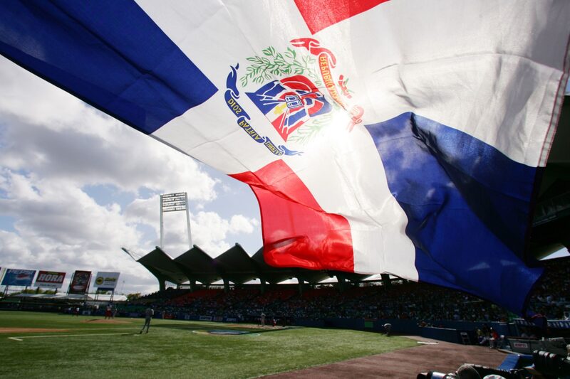Un aficionado ondea la bandera de la República Dominicana. (Foto de Al Bello/Getty Images)