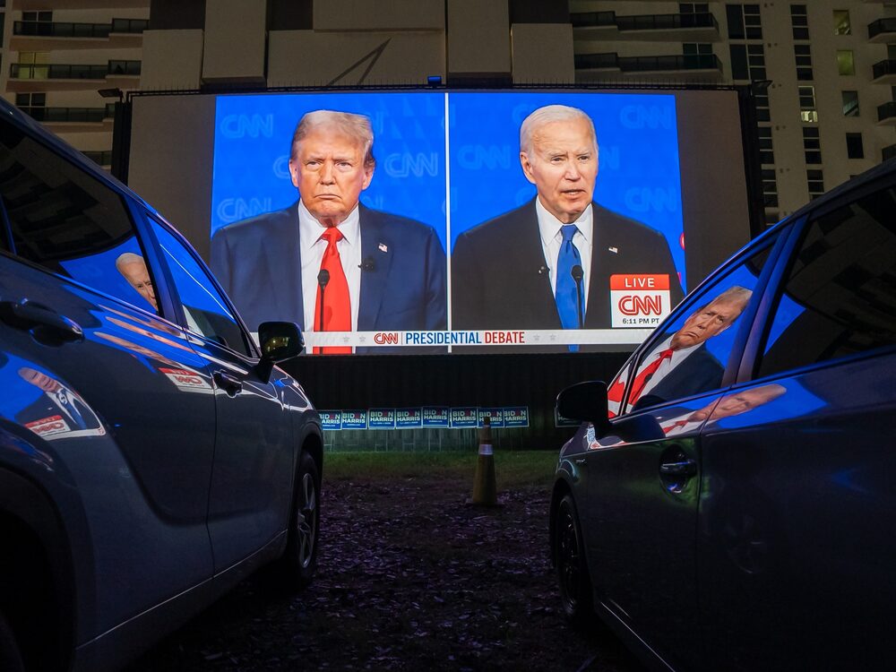 Una fiesta para ver el debate en el cine Nite Owl Drive-In de Miami, el 27 de junio. Foto: Jayme Kaye Gershen/Bloomberg