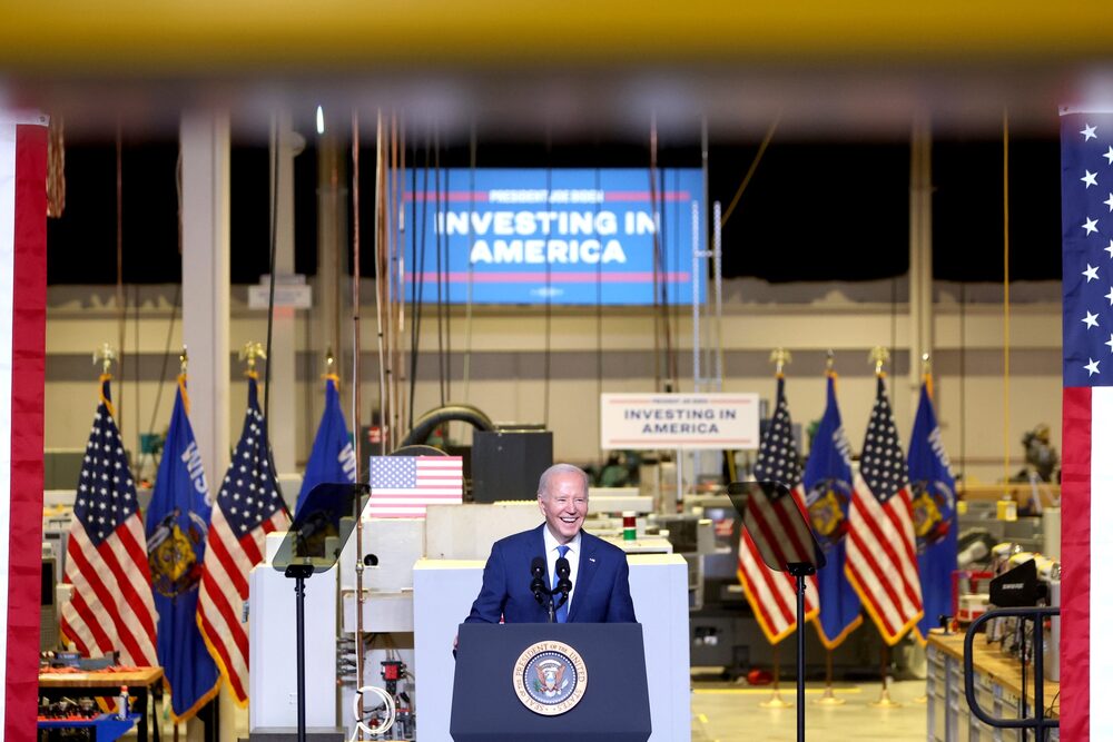 El presidente Biden promociona las subvenciones a los semiconductores que, según él, están trayendo inversiones a EE.UU., mientras intenta frenar el acceso chino a la tecnología avanzada.