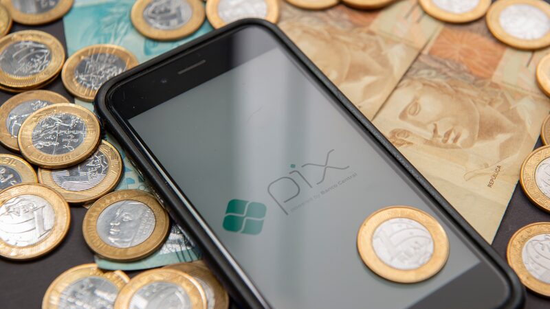 O avanço do Pix no Brasil fez milhões de pessoas substituírem o dinheiro vivo pelo meio eletrônico de transferências e pagamentos