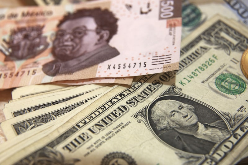 La proyección contrasta con el consenso de analistas de Citibanamex que proyecta que la divisa comenzará a acercarse a los MXN$18 por unidad a principios del 2024.