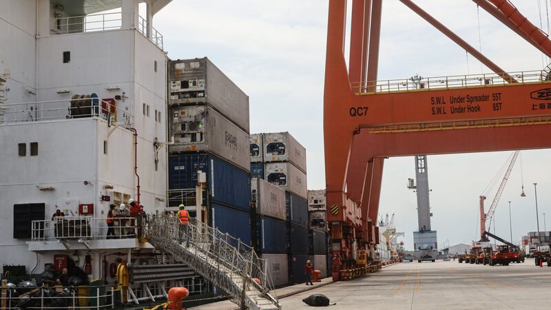 Contenedores son cargados en un barco en el Puerto de Guayaquil en Guayaquil, Ecuador.