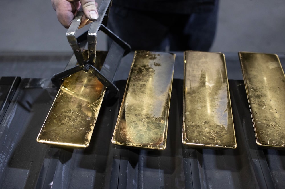 Un trabajador saca lingotes de oro de 12 kilos enfriados de los moldes en una fundición. Fotógrafo: Andrey Rudakov/Bloomberg