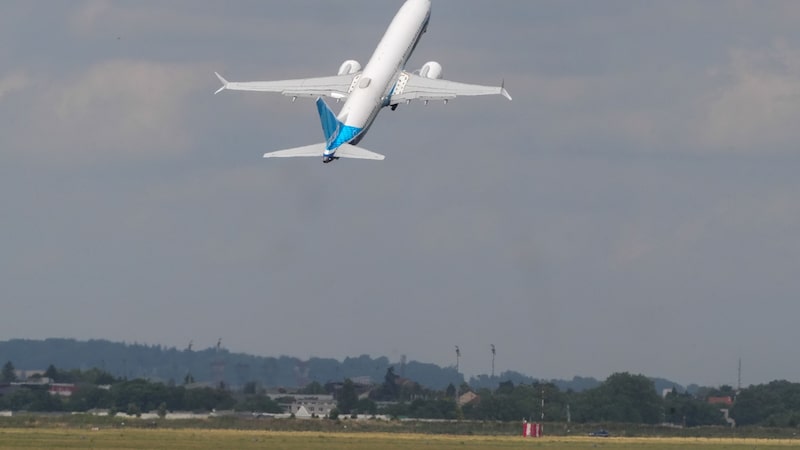 Un avión Boeing 737-10 Max asciende durante una demostración de vuelo en el Salón Aeronáutico de París en Le Bourget, París, Francia