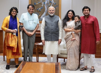 Ameya Prabhu (derecha) visita al primer ministro de la India, Narendra Modi