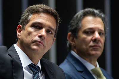 El presidente del Banco Central, Roberto Campos Neto, a la izquierda, y el ministro de Finanzas, Fernando Haddad. Fotografía: Andressa Anholete/Bloomberg