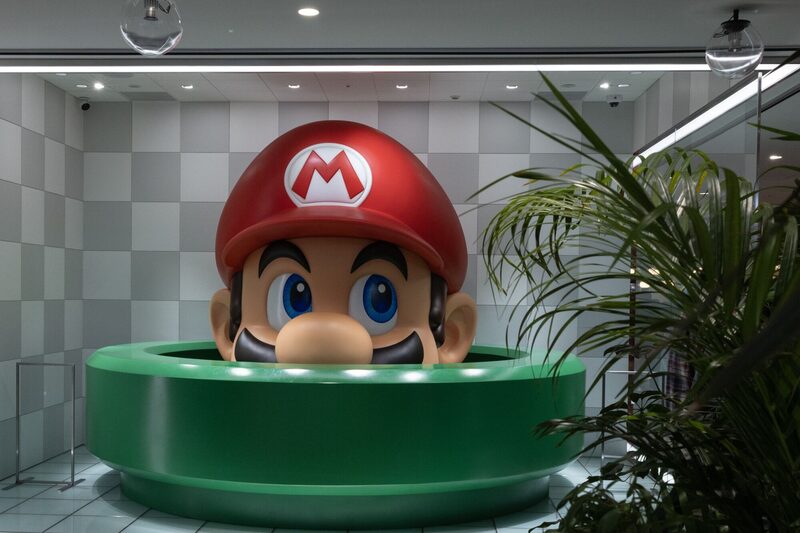 Una estatua del personaje Mario de Super Mario Brothers de Nintendo Co. en exhibición dentro de una tienda departamental Takashiyama en Kioto, Japón, el viernes 3 de noviembre de 2023.