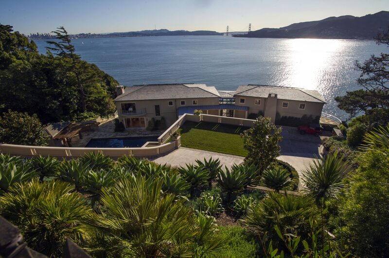 Casa com vista para a Golden Gate do outro lado da cidade de São Francisco