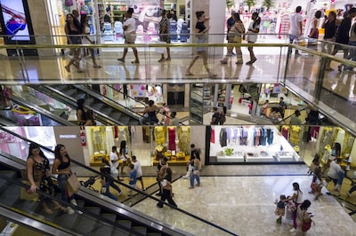 Holiday Shoppers Ahead of Brazil's Quarterly Inflation Report