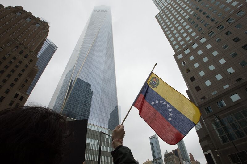 Un manifestante sostiene una bandera venezolana durante una protesta frente a la sede de Goldman Sachs Group Inc. en Nueva York, Estados Unidos.