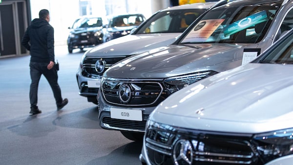 Mercedes e Stellantis suspendem construção de fábrica de baterias para elétricos