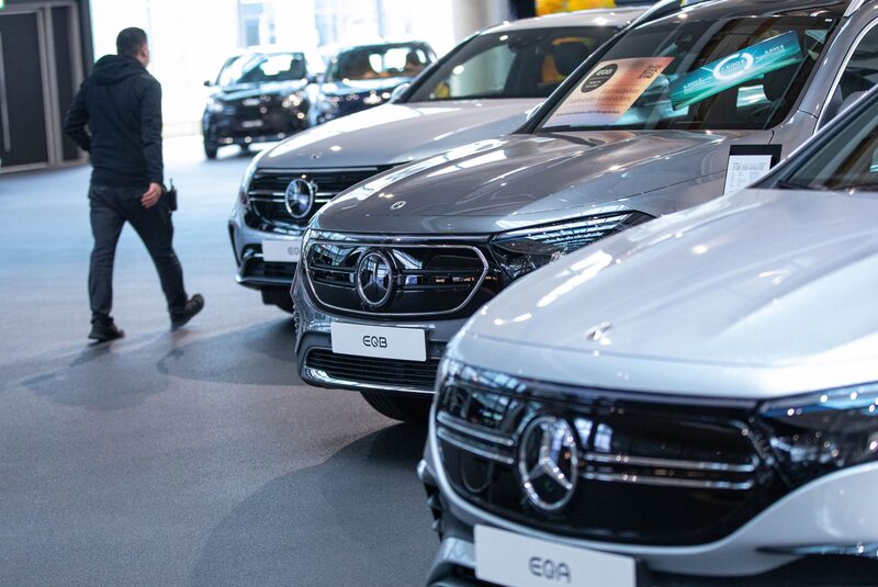 Modelos elétricos da Mercedes-Benz em showroom em Berlim, na Alemanha: planos adiados de nova planta para baterias