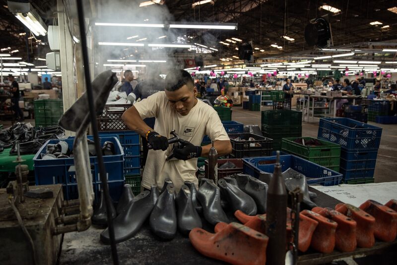 Un trabajador da forma al cuero para un zapato en la planta de producción de la fábrica de calzado Calzado Rómulo en Yumbo, departamento del Valle del Cauca, Colombia, el viernes 10 de marzo de 2023