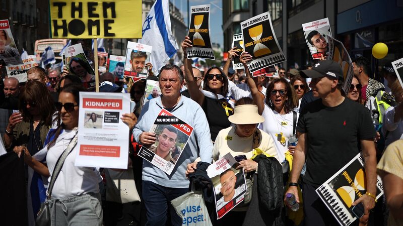 Más de 100.000 personas se manifestaron en Israel durante el fin de semana pidiendo el fin de la guerra.