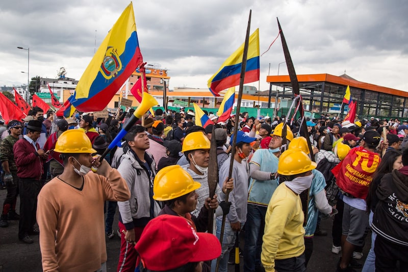 Manifestantes se reúnen fuera de la Conferencia Episcopal Ecuatoriana mientras continúan las negociaciones sobre un acuerdo para poner fin a las protestas en Quito, Ecuador, el jueves 30 de junio de 2022. Imagen de referencia.